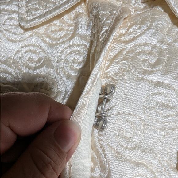 Vtg Y2K I.E. Ivory Swirl Pattern Quilted Satin Collared Hook Closure Jacket Sz L - Picture 3 of 4
